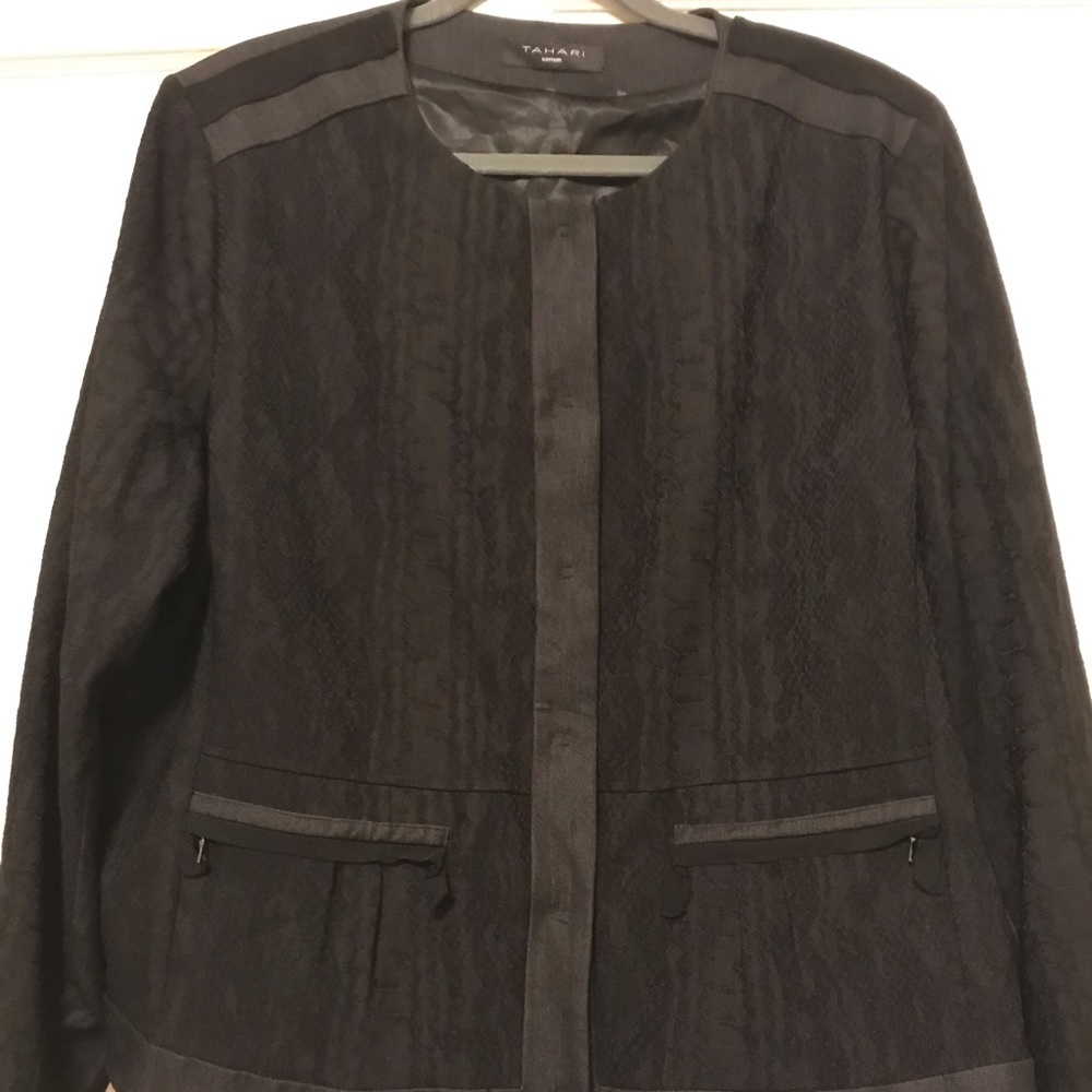 Tahari mixed material black blazer!